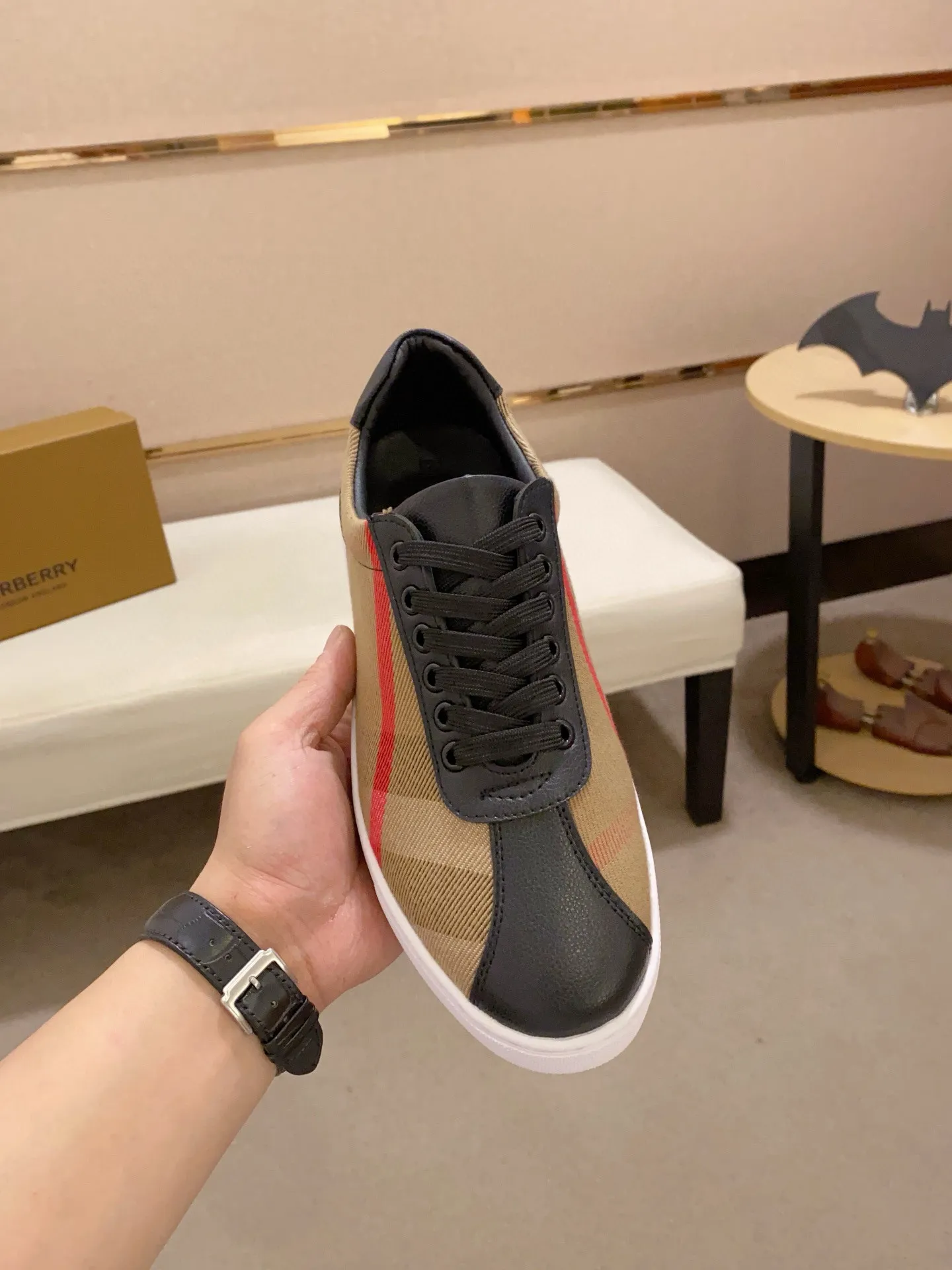 Men's shoes 💰: 400💰🥳◾️▫️The new Burberry men's classic low-top sneakers are reinterpreted with Vintage retro plaid cotton material and calfskin, decorated with a new brand logo. First-layer sheepskin lining, embossed Burberry logo on the heel, and original TPU outsole! Code number: 38-44. Can be customized45